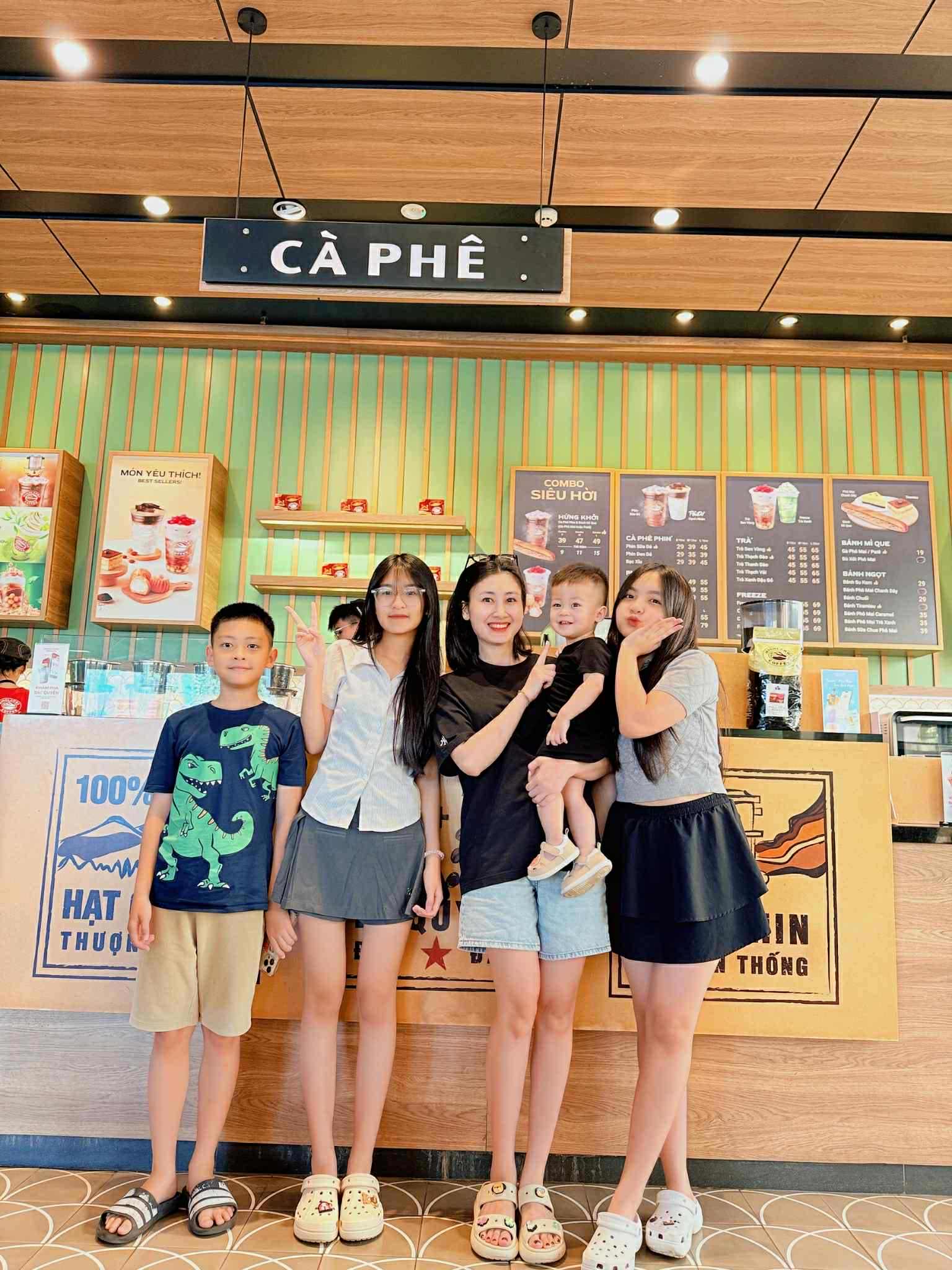 Nhìn cảnh anh trai 12 tuổi dậy trông em lúc 2 giờ sáng để mẹ được nghỉ ngơi, netizen: "Thành công lớn nhất cuộc đời là đây!"- Ảnh 9.