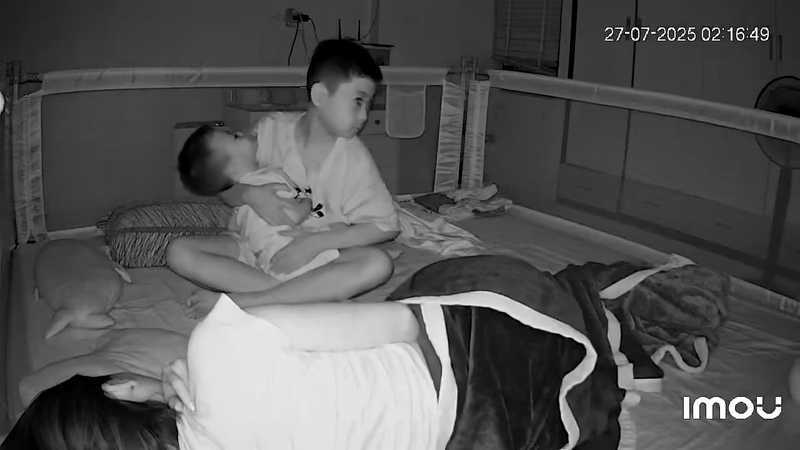 Nhìn cảnh anh trai 12 tuổi dậy trông em lúc 2 giờ sáng để mẹ được nghỉ ngơi, netizen: "Thành công lớn nhất cuộc đời là đây!"- Ảnh 2.