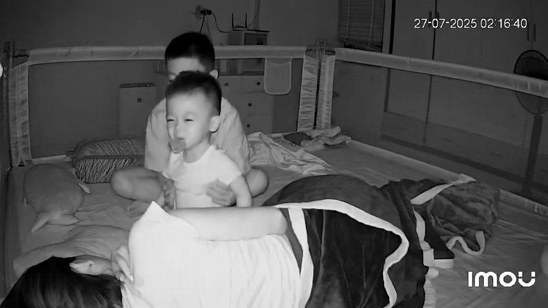 Nhìn cảnh anh trai 12 tuổi dậy trông em lúc 2 giờ sáng để mẹ được nghỉ ngơi, netizen: "Thành công lớn nhất cuộc đời là đây!"- Ảnh 1.