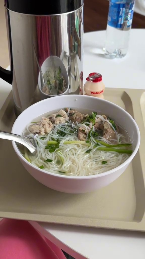 Xem trọn mâm cơm ở cữ "5 sao" của Quỳnh Lương và bảng giá khách sạn cho "bà đẻ", chợt hiểu: Đi sinh không khổ, chỉ khổ vì không tiền- Ảnh 13.