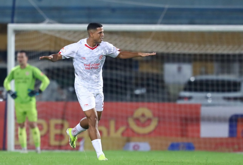 Ngoại binh CLB CAHN tỏa sáng, V.League 2025/26 mở màn bằng trận derby kịch tính trên sân Hàng Đẫy- Ảnh 1.