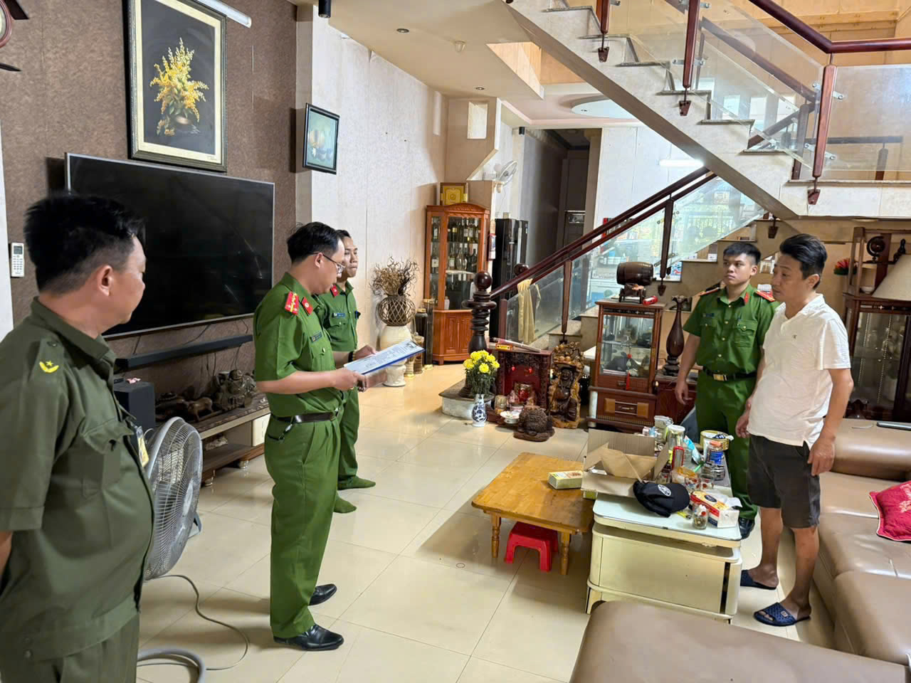 Bắt tạm giam, khám xét khẩn cấp nơi ở của Lê Công Khá- Ảnh 1.