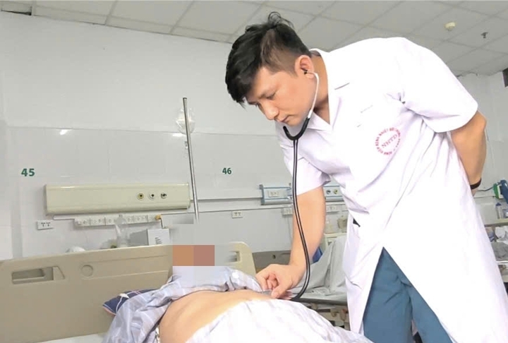 Sốt cao hơn 1 năm, sụt 18kg, ra nước ngoài khám không tìm ra nguyên nhân- Ảnh 1.