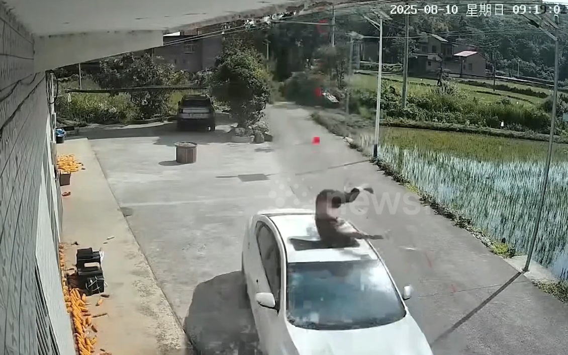 Ngã khỏi mái nhà, người đàn ông rơi trúng ô tô và cái kết- Ảnh 1.