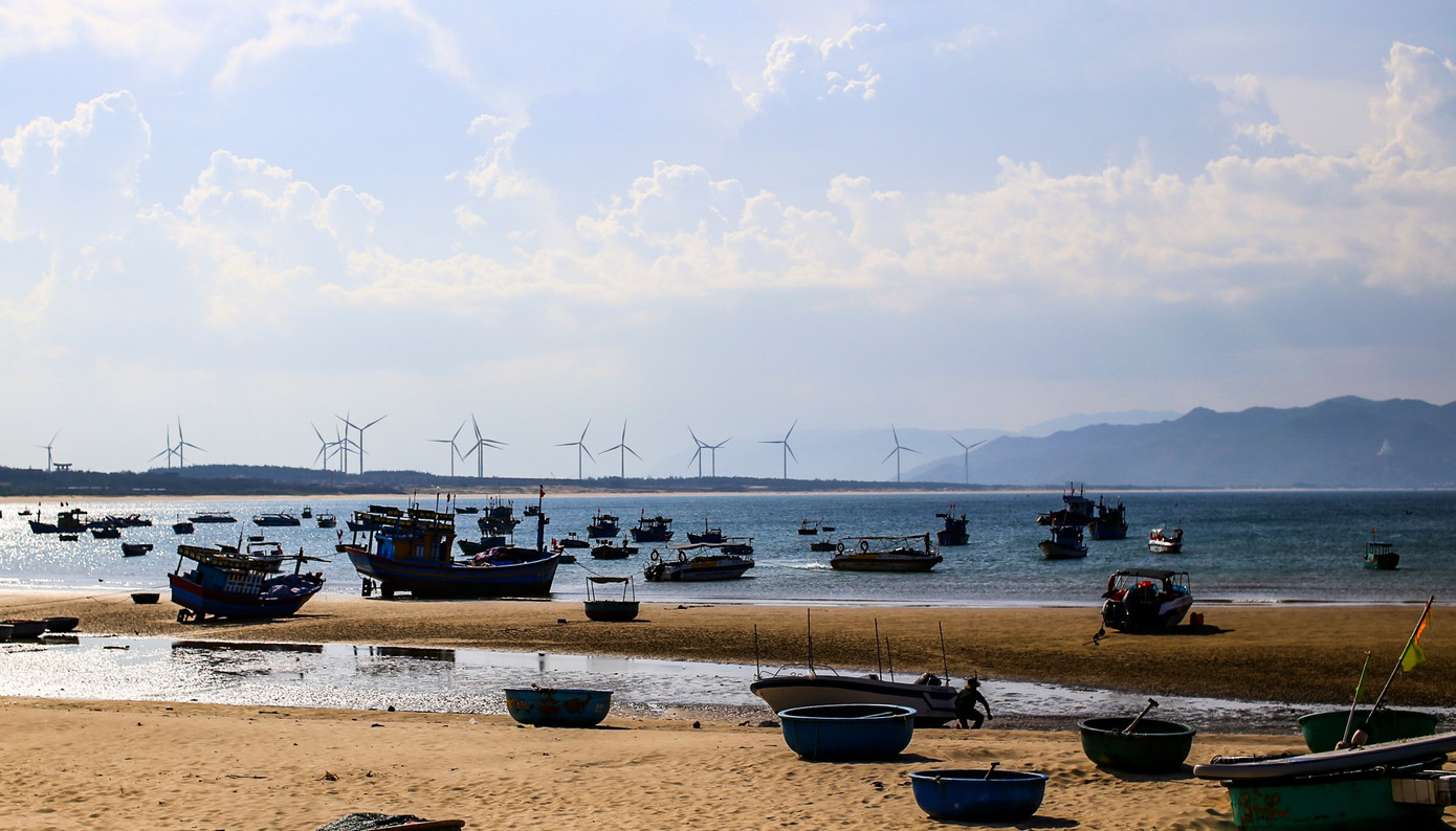 Lạc bước vào ‘phòng tranh ngoài trời’ giữa làng chài Nhơn Lý- Ảnh 1.