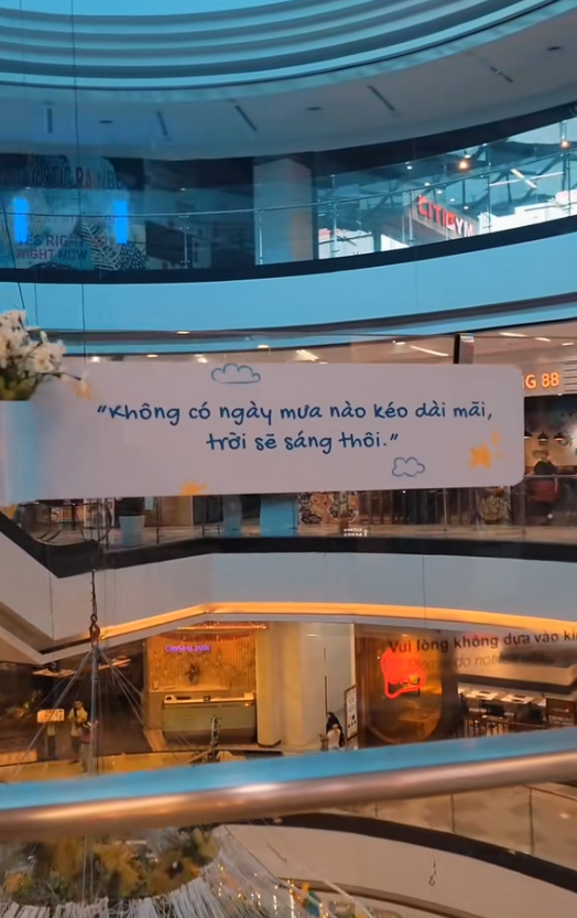 Dòng chữ lạ dán trên kính an toàn ở Vạn Hạnh Mall, ai lướt qua cũng đồng loạt đưa điện thoại lên- Ảnh 1.