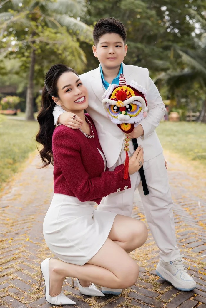 Con trai Nhật Kim Anh đẹp chuẩn soái ca, biết làm ảo thuật khiến ai cũng bật cười- Ảnh 1.