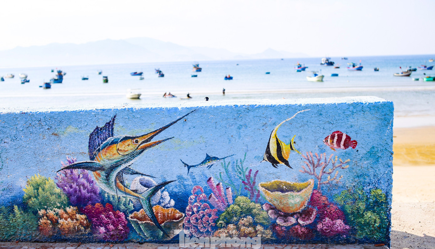 Lạc bước vào ‘phòng tranh ngoài trời’ giữa làng chài Nhơn Lý- Ảnh 8.