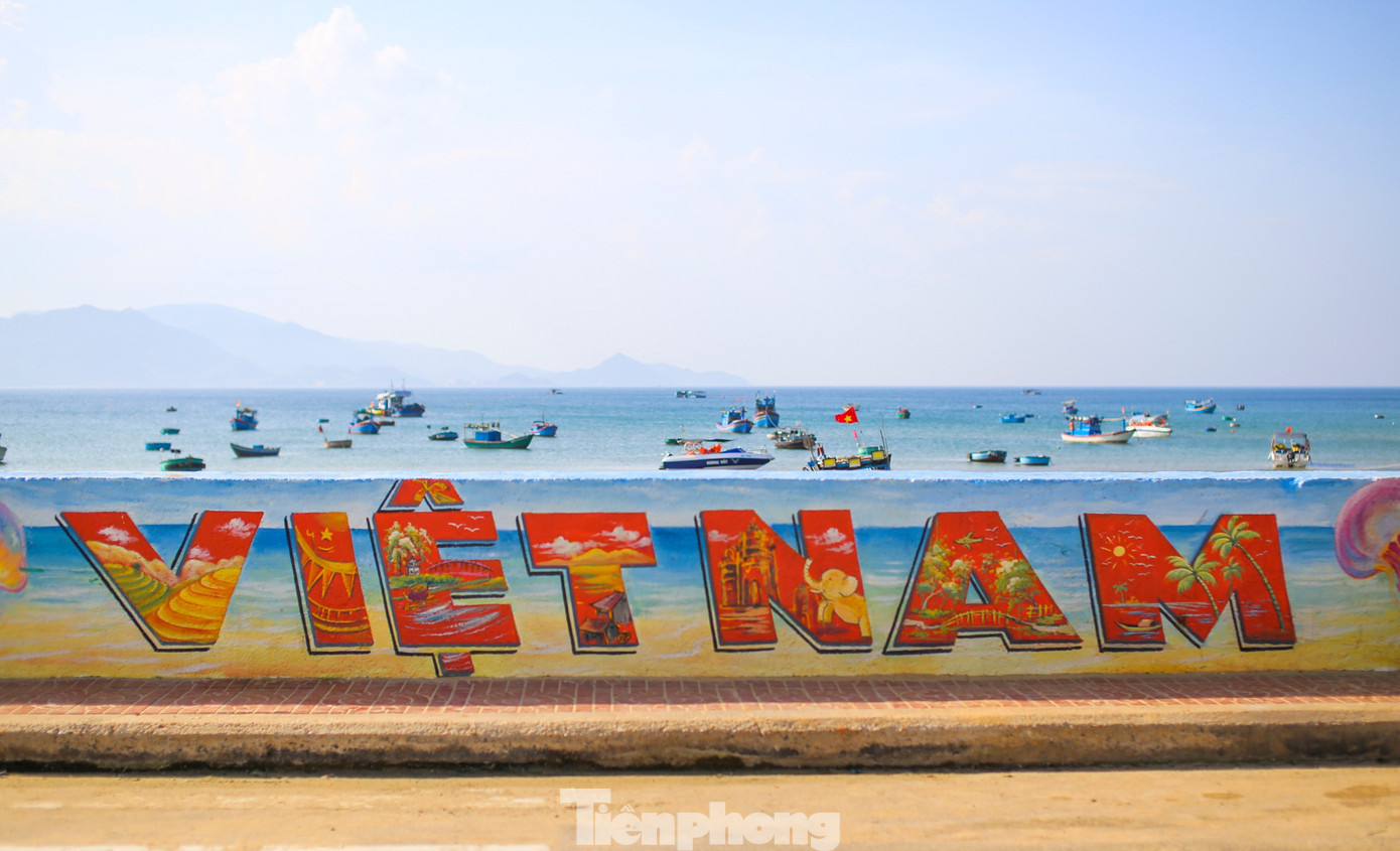 Lạc bước vào ‘phòng tranh ngoài trời’ giữa làng chài Nhơn Lý- Ảnh 3.