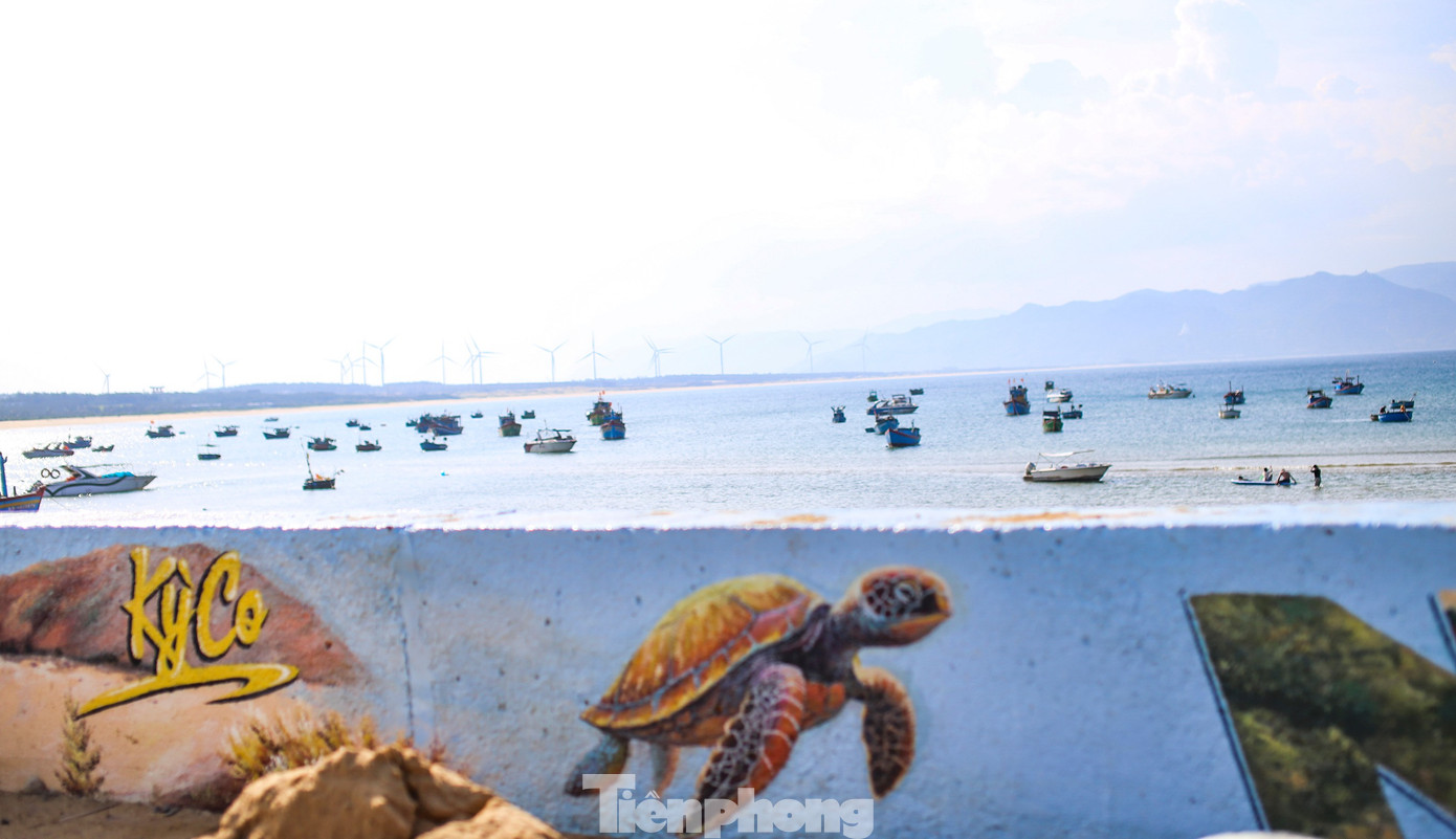 Lạc bước vào ‘phòng tranh ngoài trời’ giữa làng chài Nhơn Lý- Ảnh 10.