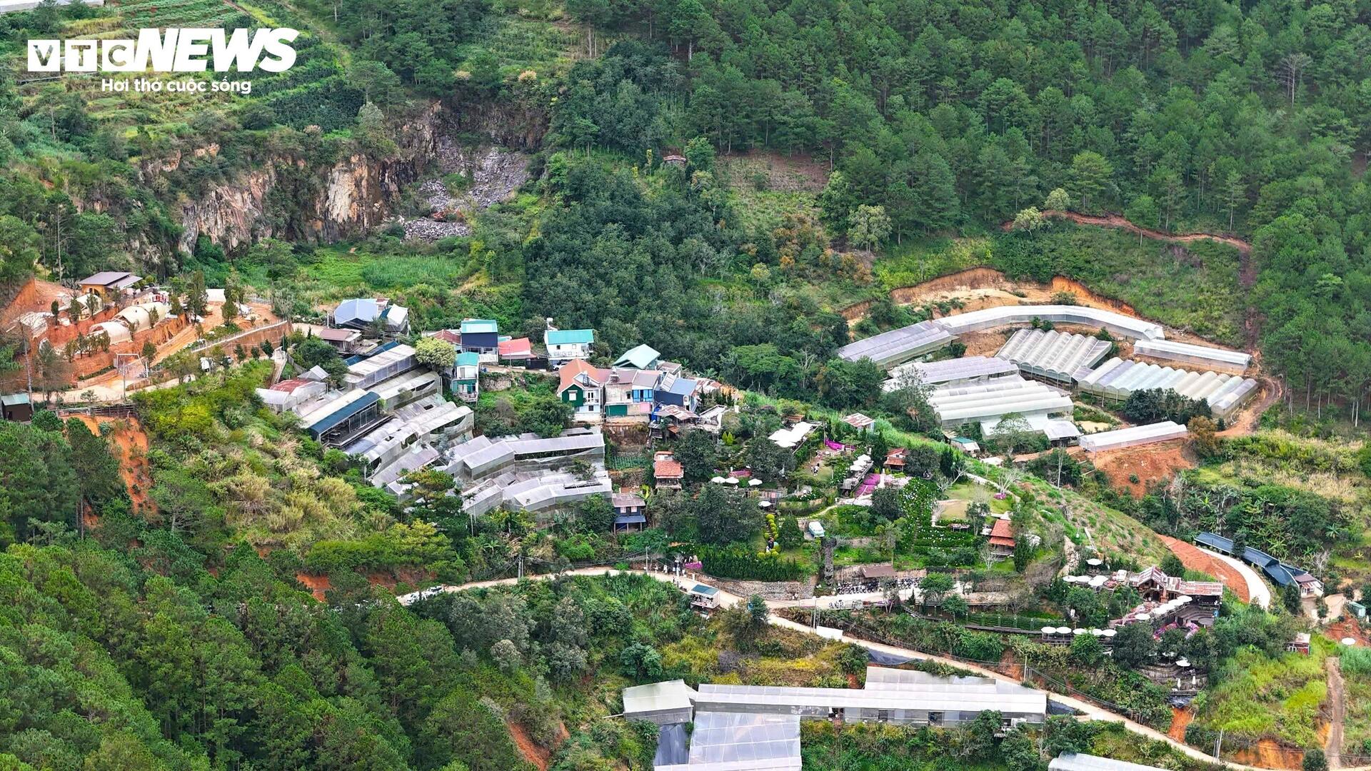 Những quán cà phê chênh vênh mùa mưa, sạt lở rình rập ở Đà Lạt- Ảnh 1.