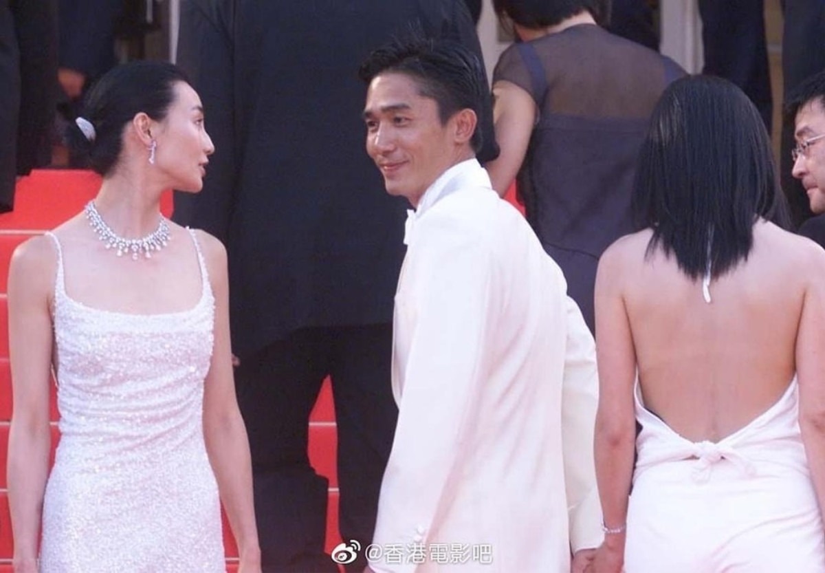 Nam diễn viên hiên ngang dắt cả vợ lẫn 