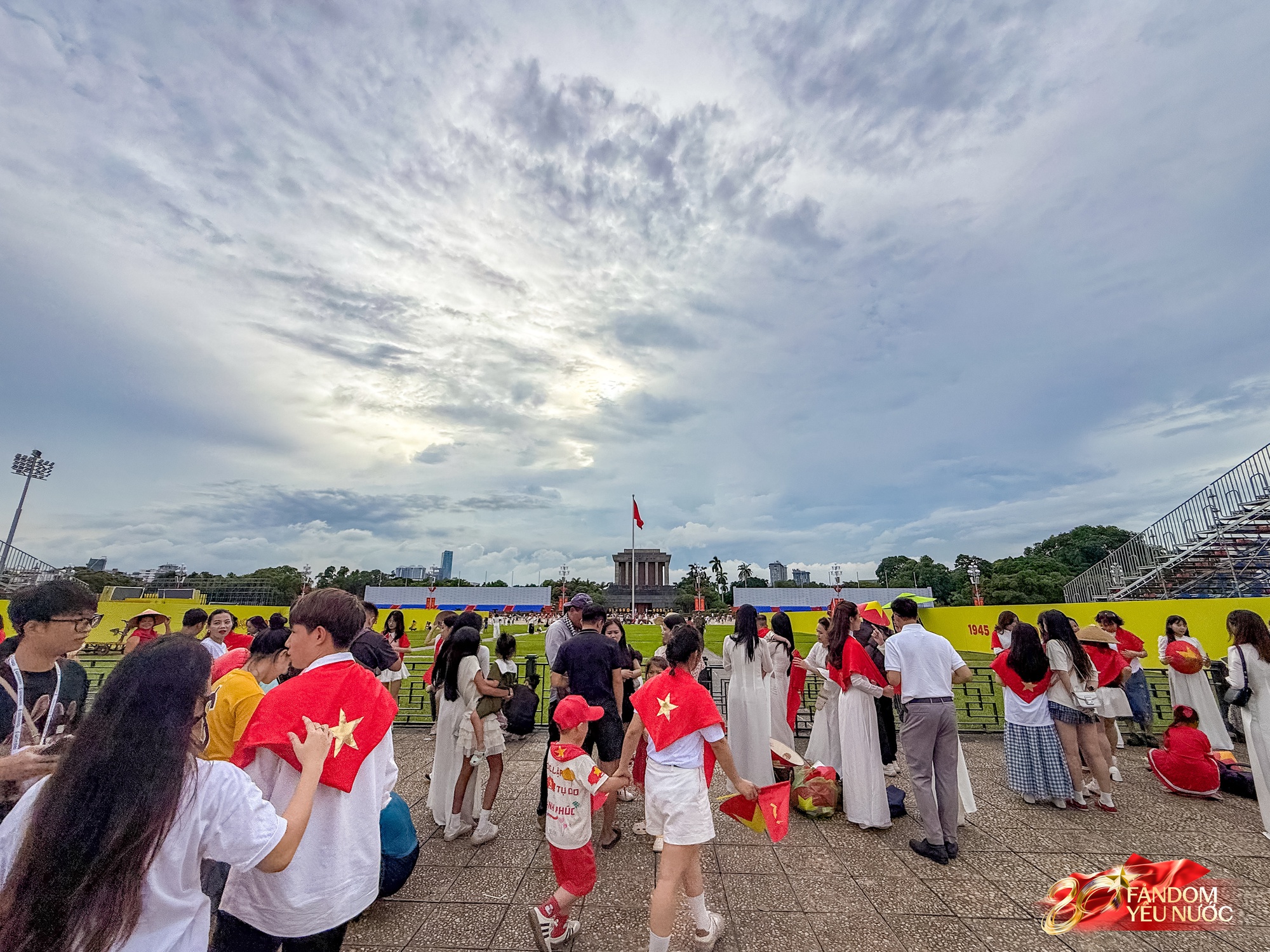Không phải Phan Đình Phùng, đây mới là con phố đông nàng thơ nhất Hà Nội lúc này: Không khí đón 2/9 rộn rã vô cùng!- Ảnh 1.