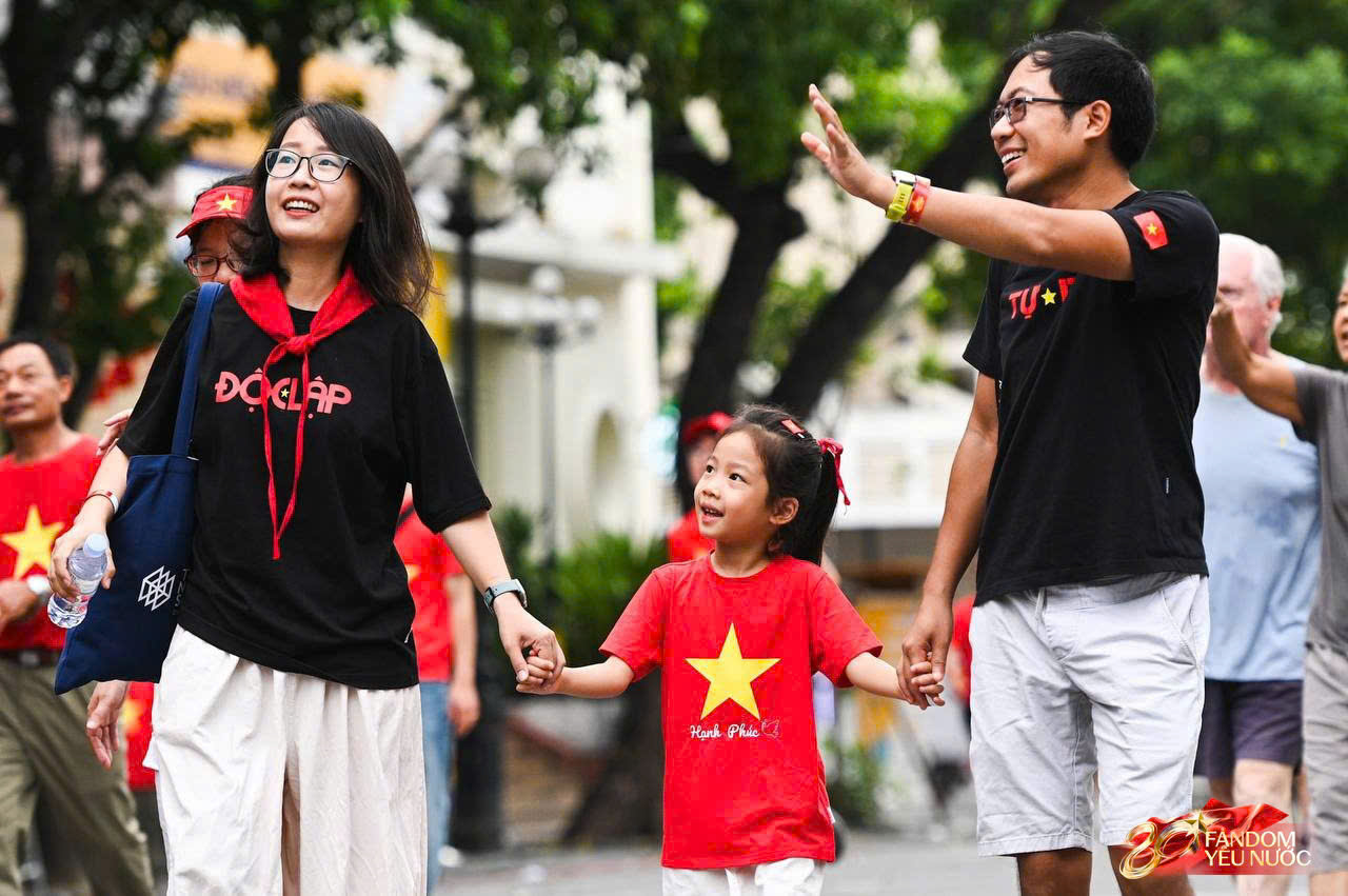Hàng nghìn người mặc áo Tổ quốc đi bộ trên Hồ Gươm: Sự kiện gì đây?- Ảnh 15.