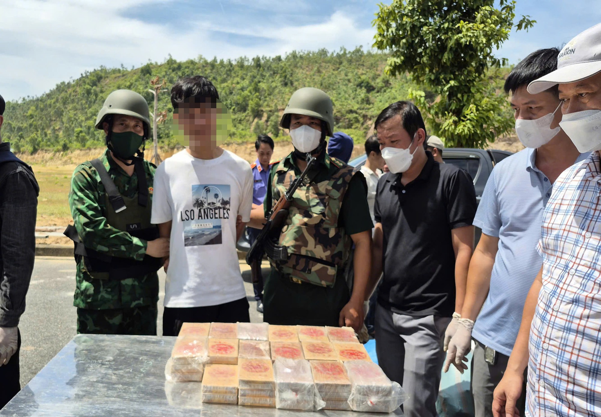 Bắt 2 "ông trùm" đường dây ma túy xuyên quốc gia tại Đà Nẵng, thu gần 300 kg- Ảnh 2.