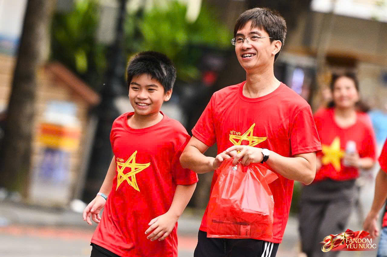 Hàng nghìn người mặc áo Tổ quốc đi bộ trên Hồ Gươm: Sự kiện gì đây?- Ảnh 16.