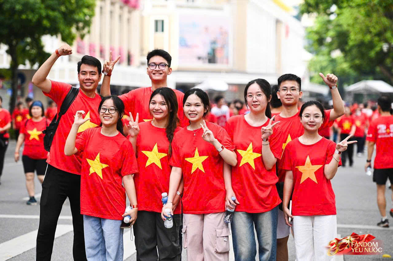 Hàng nghìn người mặc áo Tổ quốc đi bộ trên Hồ Gươm: Sự kiện gì đây?- Ảnh 19.