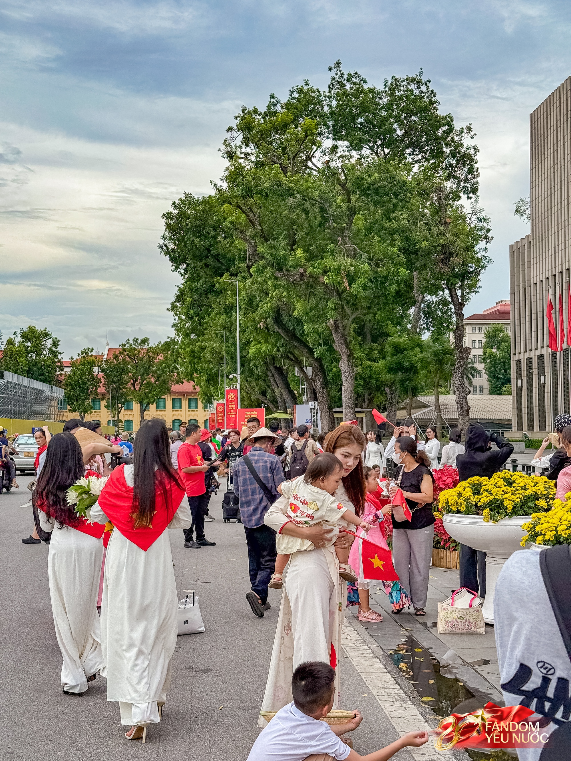 Không phải Phan Đình Phùng, đây mới là con phố đông nàng thơ nhất Hà Nội lúc này: Không khí đón 2/9 rộn rã vô cùng!- Ảnh 13.