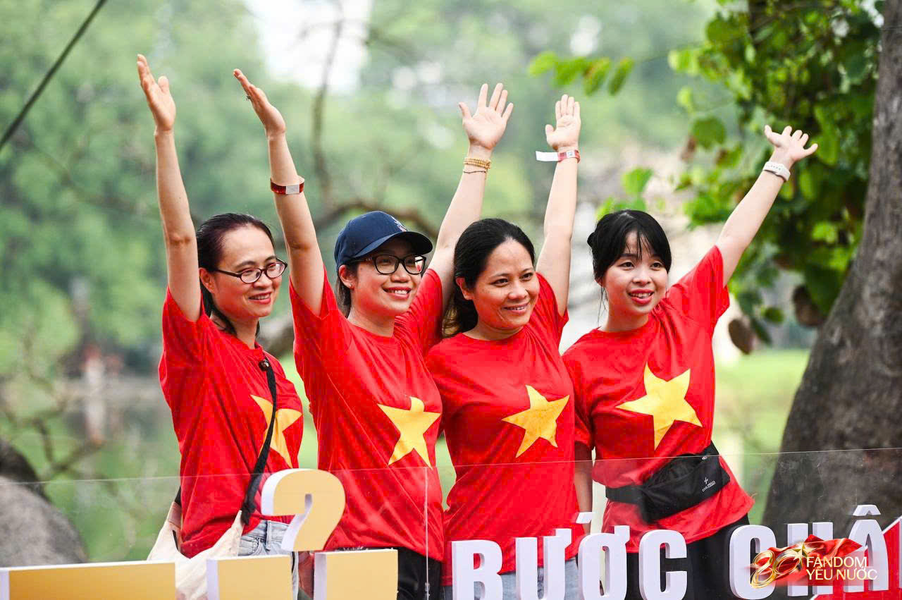 Hàng nghìn người mặc áo Tổ quốc đi bộ trên Hồ Gươm: Sự kiện gì đây?- Ảnh 21.