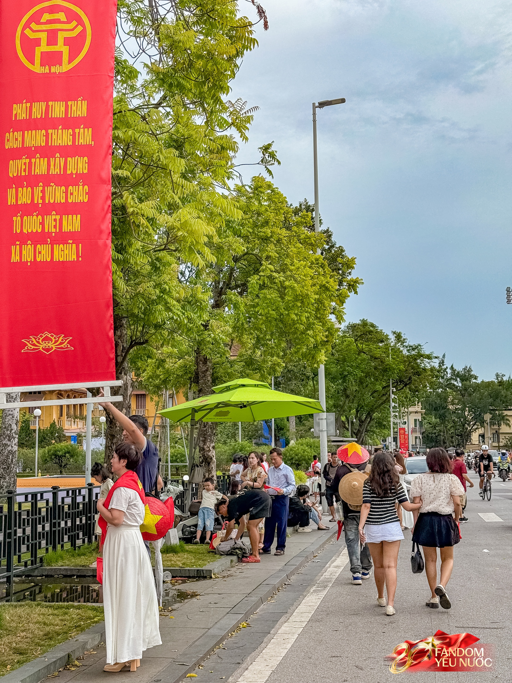 Không phải Phan Đình Phùng, đây mới là con phố đông nàng thơ nhất Hà Nội lúc này: Không khí đón 2/9 rộn rã vô cùng!- Ảnh 14.
