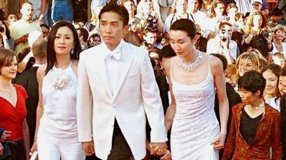 Nam diễn viên hiên ngang dắt cả vợ lẫn 