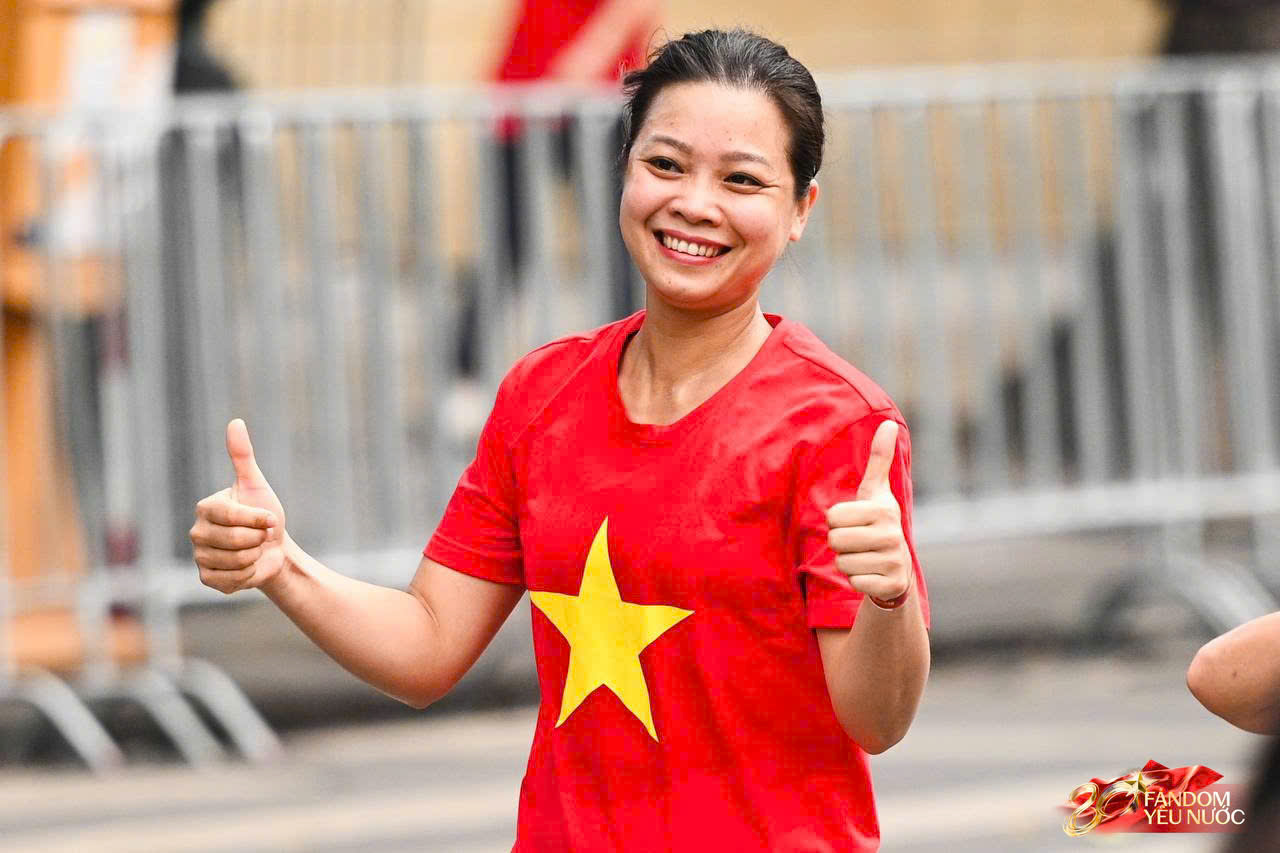 Hàng nghìn người mặc áo Tổ quốc đi bộ trên Hồ Gươm: Sự kiện gì đây?- Ảnh 7.