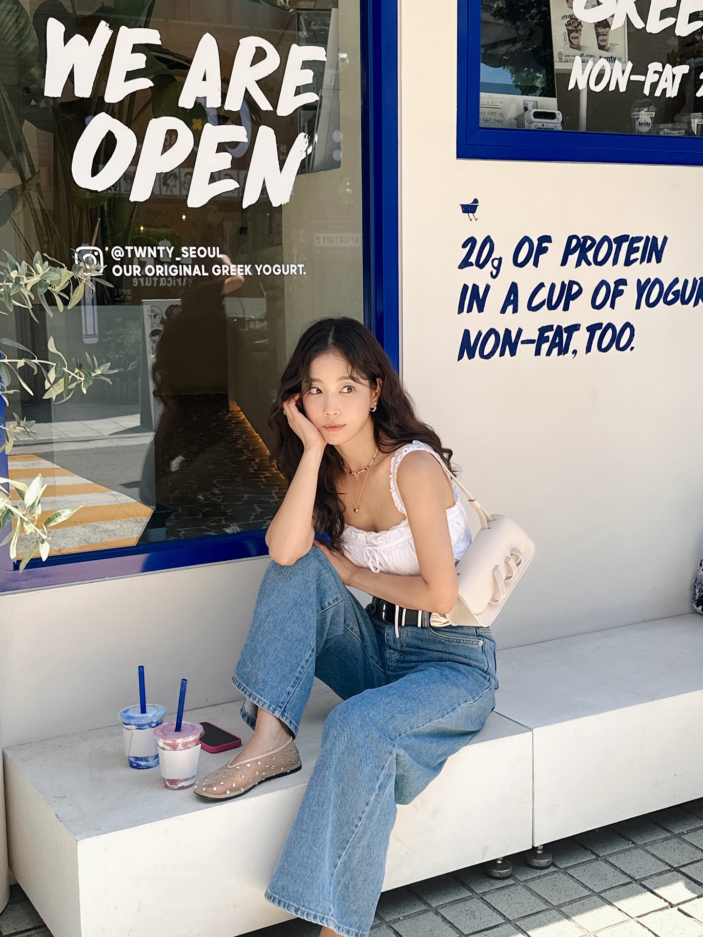 Cao thủ mặc đẹp 42 tuổi gợi ý 10 set đồ sáng màu chuẩn tinh tế, hack tuổi đỉnh cao- Ảnh 1.