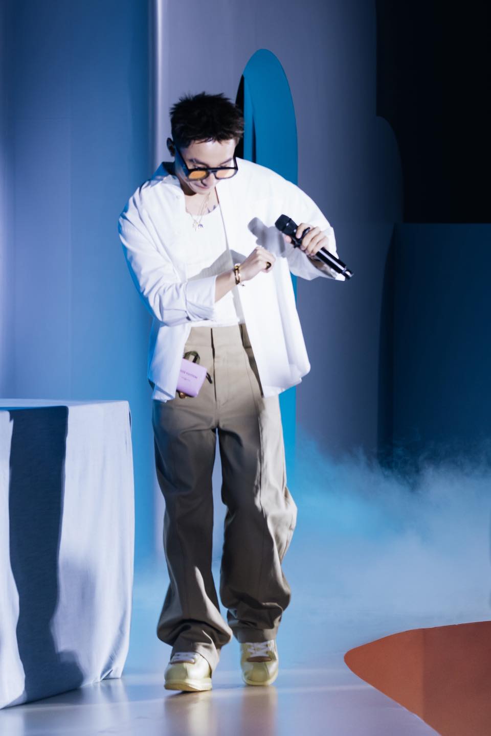 Sơn Tùng M-TP lộ diện giữa bão drama: Mặc sơ mi trắng đẹp trai như mối tình đầu!- Ảnh 7.