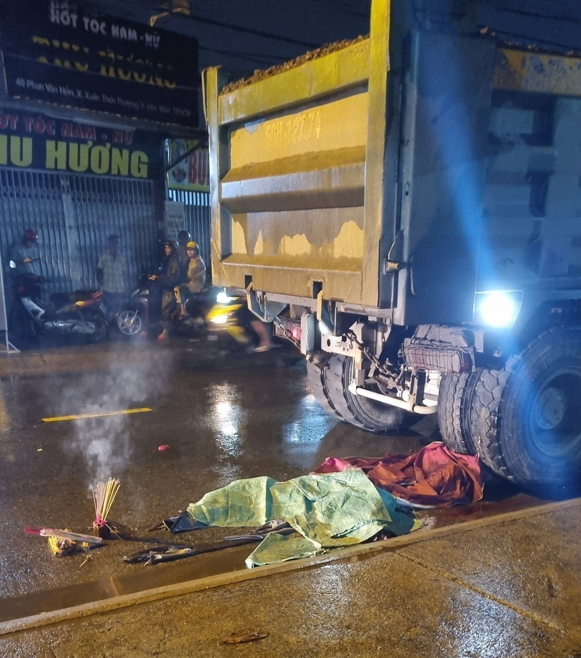 Nam sinh viên tử vong, bị xe ben kéo lê hơn một km- Ảnh 1.