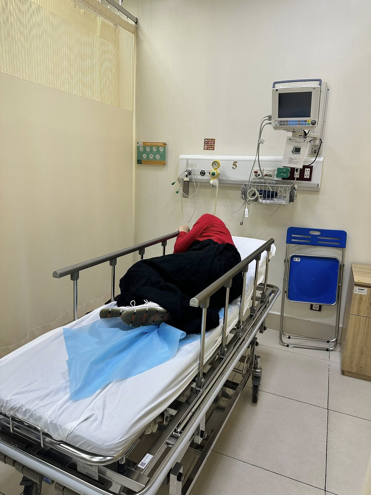 Lộ hình ảnh diễn viên Lan Phương nhập viện trong tình trạng đau đớn- Ảnh 2.