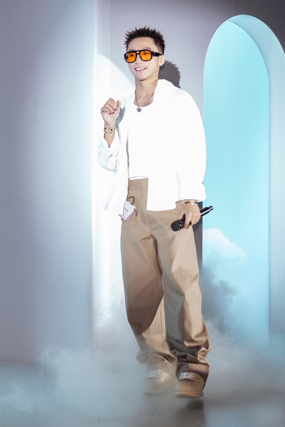 Sơn Tùng M-TP chính thức lộ diện giữa bão drama: Đẹp trai như "soái ca" sơ mi trắng, mời cả trăm người gặp mặt ở resort hạng sang- Ảnh 4.