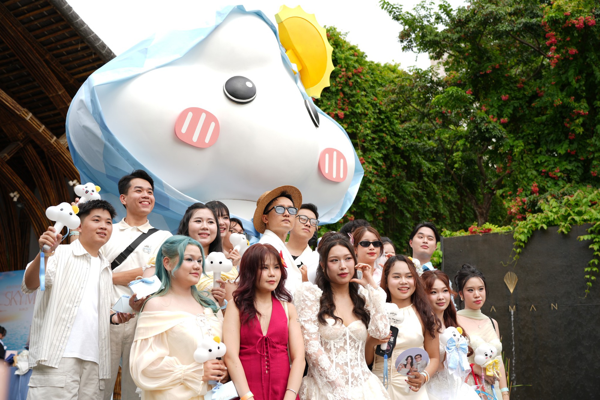 Sơn Tùng M-TP lộ diện giữa bão drama: Mặc sơ mi trắng đẹp trai như mối tình đầu!- Ảnh 2.