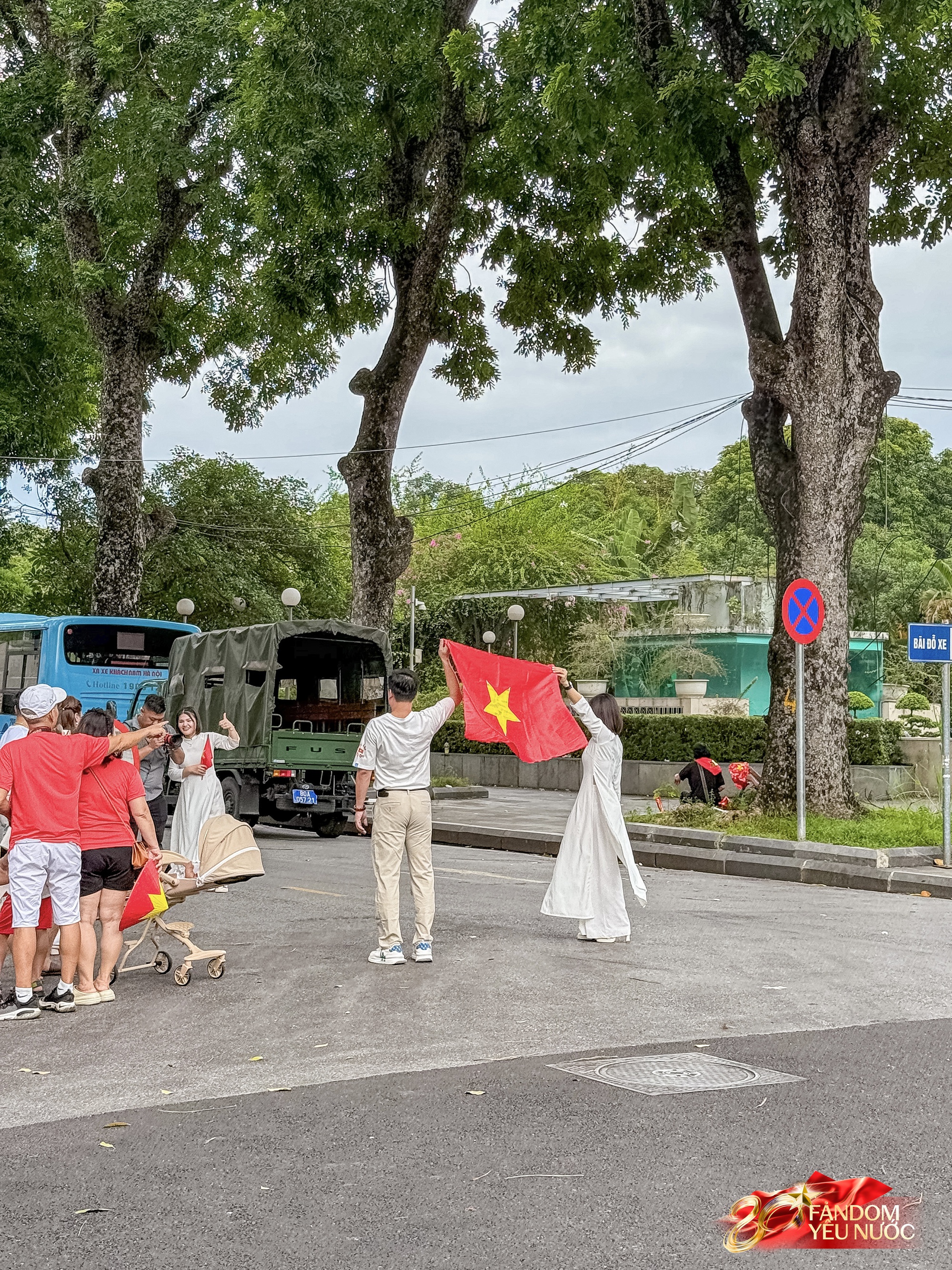 Không phải Phan Đình Phùng, đây mới là con phố đông nàng thơ nhất Hà Nội lúc này: Không khí đón 2/9 rộn rã vô cùng!- Ảnh 6.