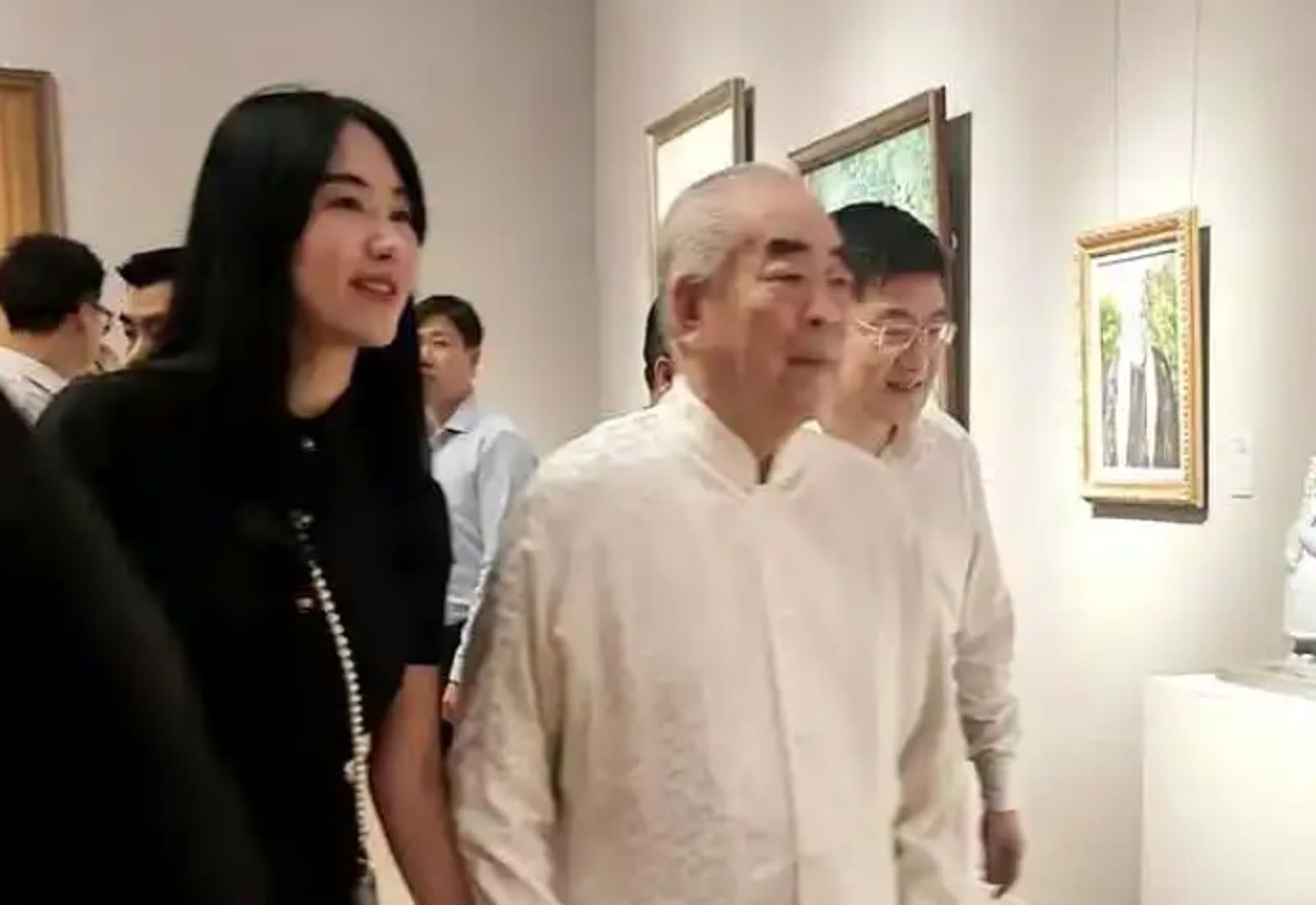 Thân thế và điều bí ẩn về người vợ kém 50 tuổi của danh hoạ nổi tiếng bị đồn ngoại tình, chiếm đoạt 7.000 tỷ- Ảnh 6.