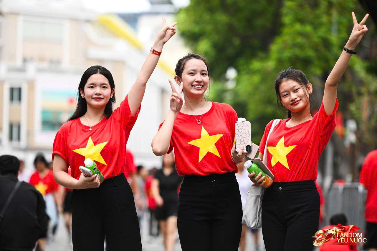 Hàng nghìn người mặc áo Tổ quốc đi bộ trên Hồ Gươm: Sự kiện gì đây?- Ảnh 11.