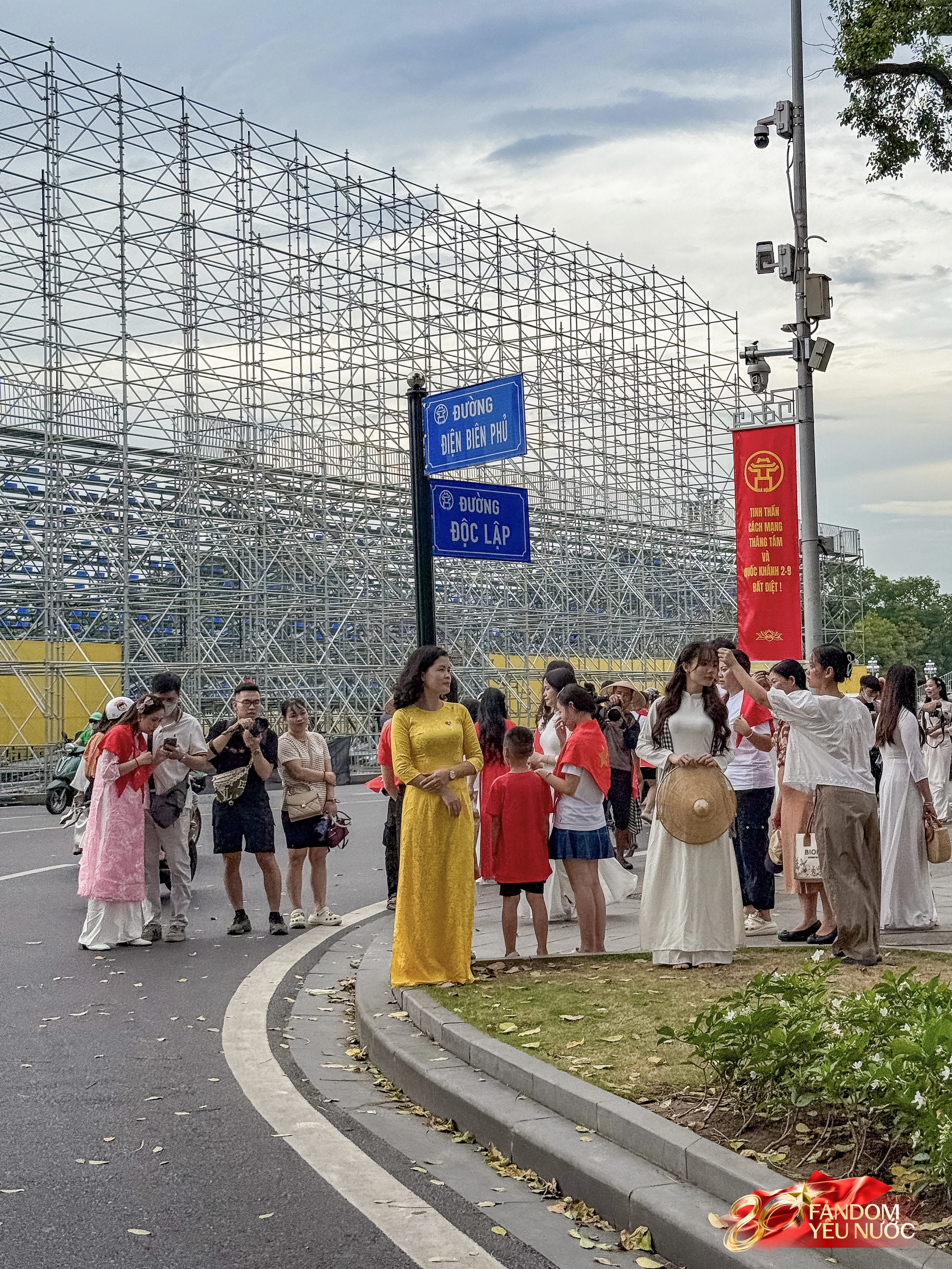 Không phải Phan Đình Phùng, đây mới là con phố đông nàng thơ nhất Hà Nội lúc này: Không khí đón 2/9 rộn rã vô cùng!- Ảnh 7.
