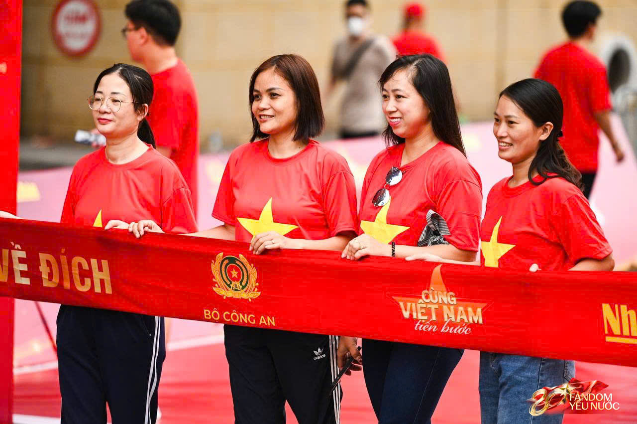 Hàng nghìn người mặc áo Tổ quốc đi bộ trên Hồ Gươm: Sự kiện gì đây?- Ảnh 12.