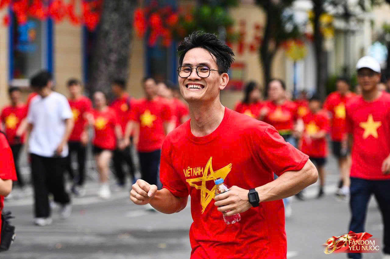 Hàng nghìn người mặc áo Tổ quốc đi bộ trên Hồ Gươm: Sự kiện gì đây?- Ảnh 13.
