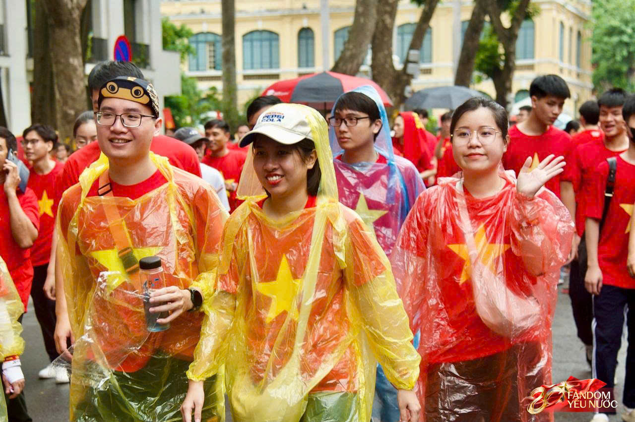 Hàng nghìn người mặc áo Tổ quốc đi bộ trên Hồ Gươm: Sự kiện gì đây?- Ảnh 8.