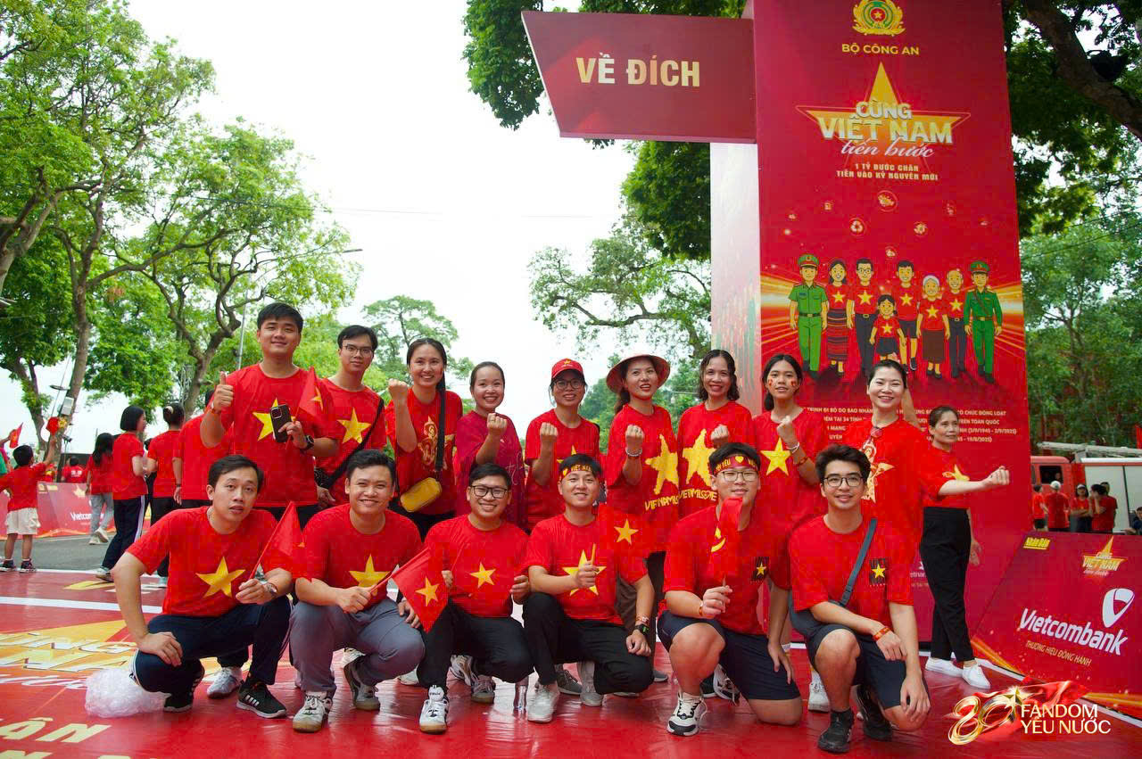 Hàng nghìn người mặc áo Tổ quốc đi bộ trên Hồ Gươm: Sự kiện gì đây?- Ảnh 17.