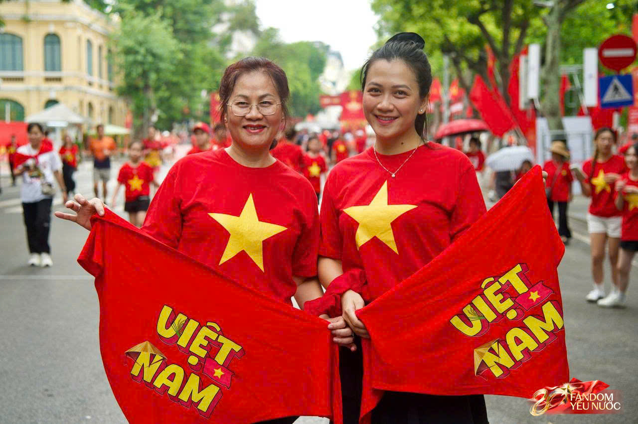 Hàng nghìn người mặc áo Tổ quốc đi bộ trên Hồ Gươm: Sự kiện gì đây?- Ảnh 20.