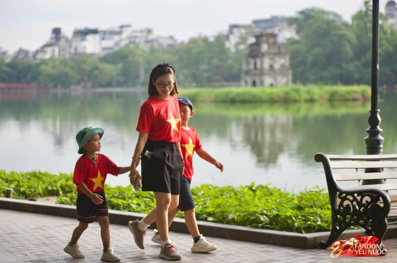 Hàng nghìn người mặc áo Tổ quốc đi bộ trên Hồ Gươm: Sự kiện gì đây?- Ảnh 14.