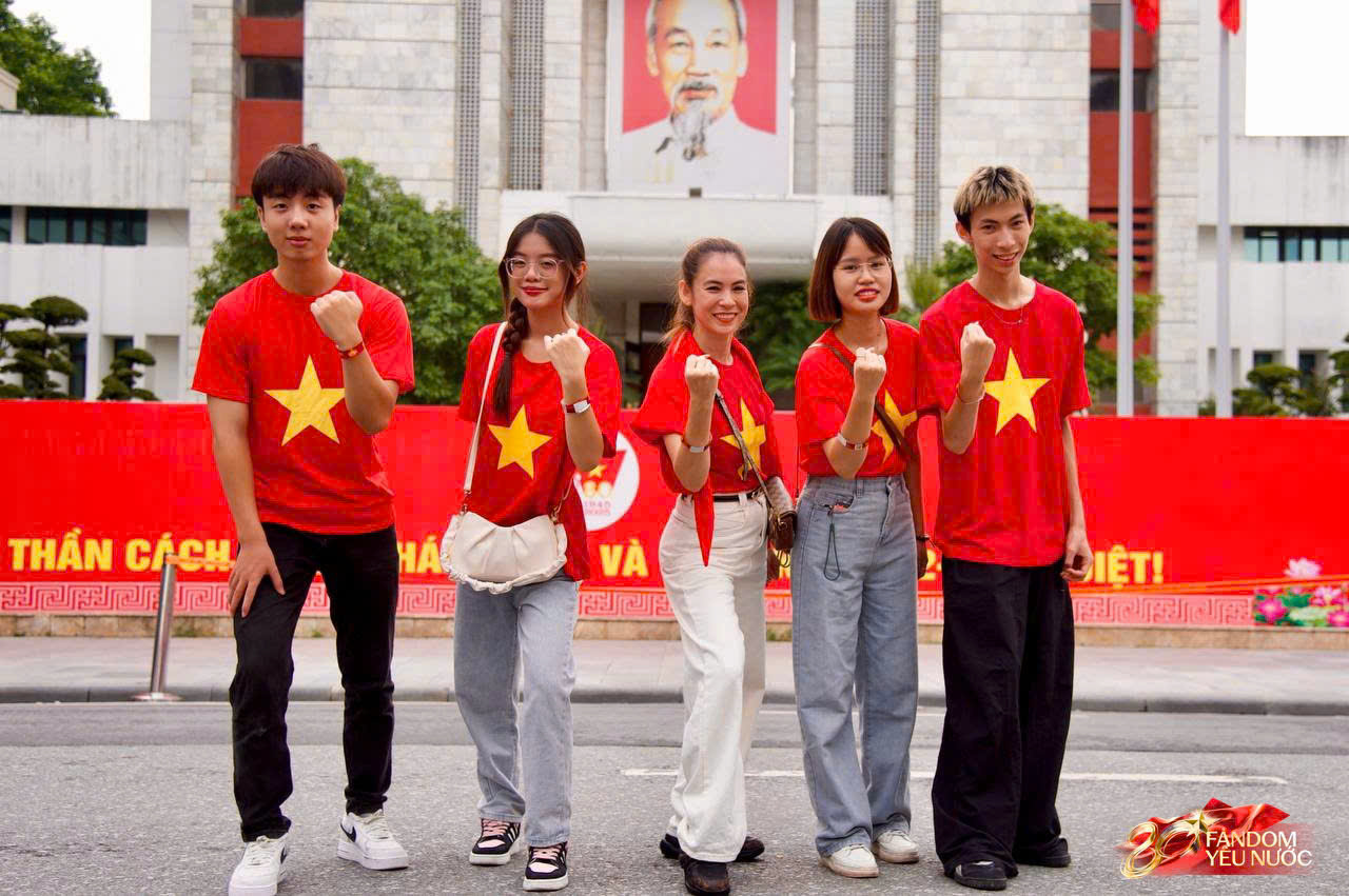 Hàng nghìn người mặc áo Tổ quốc đi bộ trên Hồ Gươm: Sự kiện gì đây?- Ảnh 18.