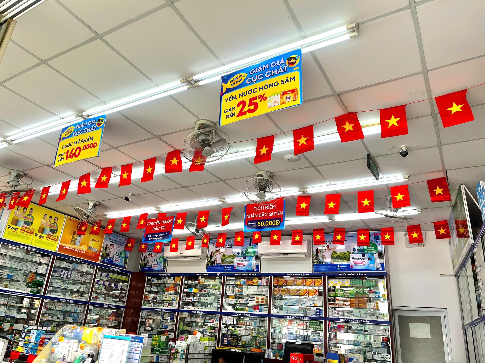 Lá cờ Việt Nam phủ khắp 2.222 nhà thuốc Long Châu: Khi sức khỏe hòa cùng niềm tự hào dân tộc- Ảnh 1.