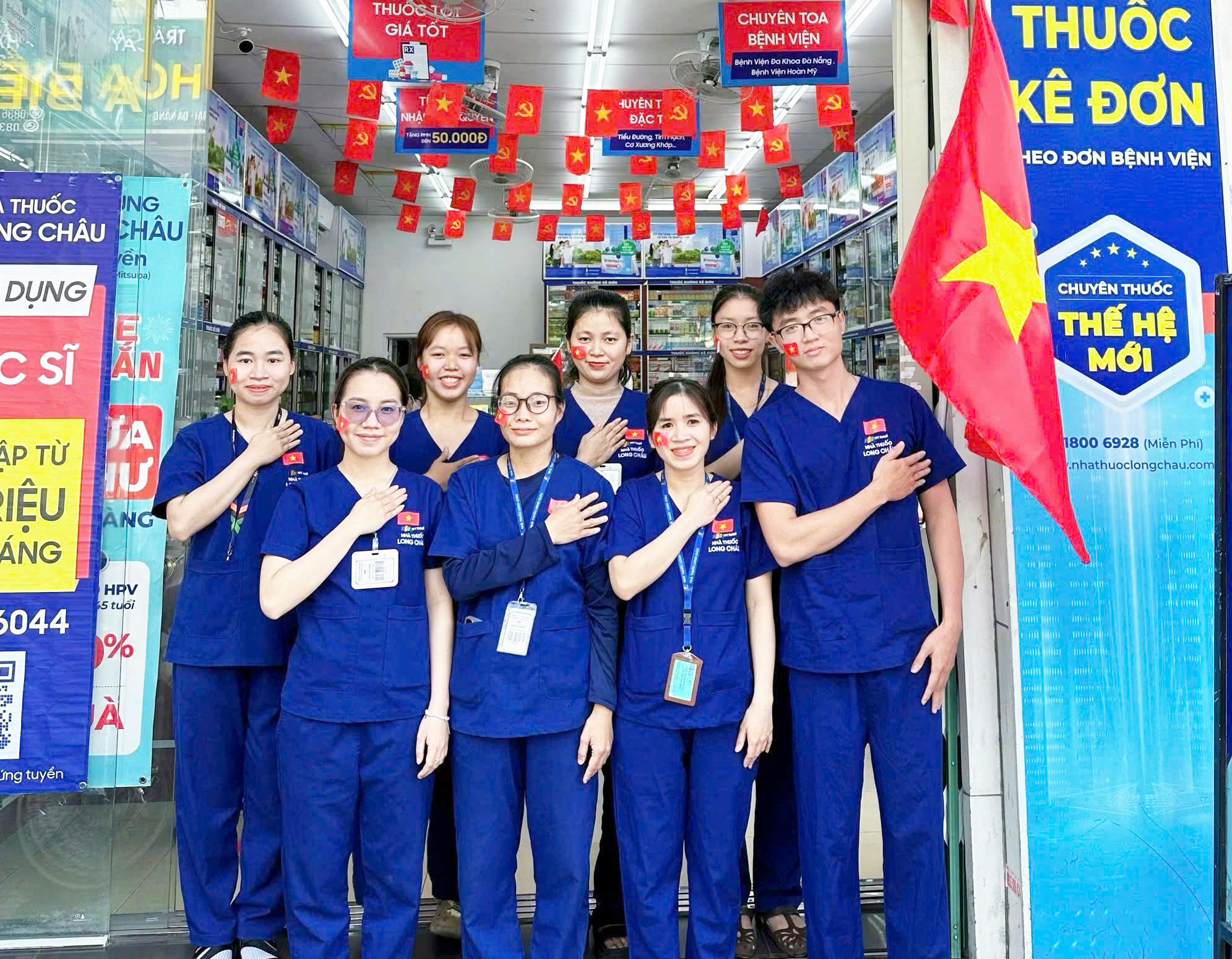 Lá cờ Việt Nam phủ khắp 2.222 nhà thuốc Long Châu: Khi sức khỏe hòa cùng niềm tự hào dân tộc- Ảnh 2.