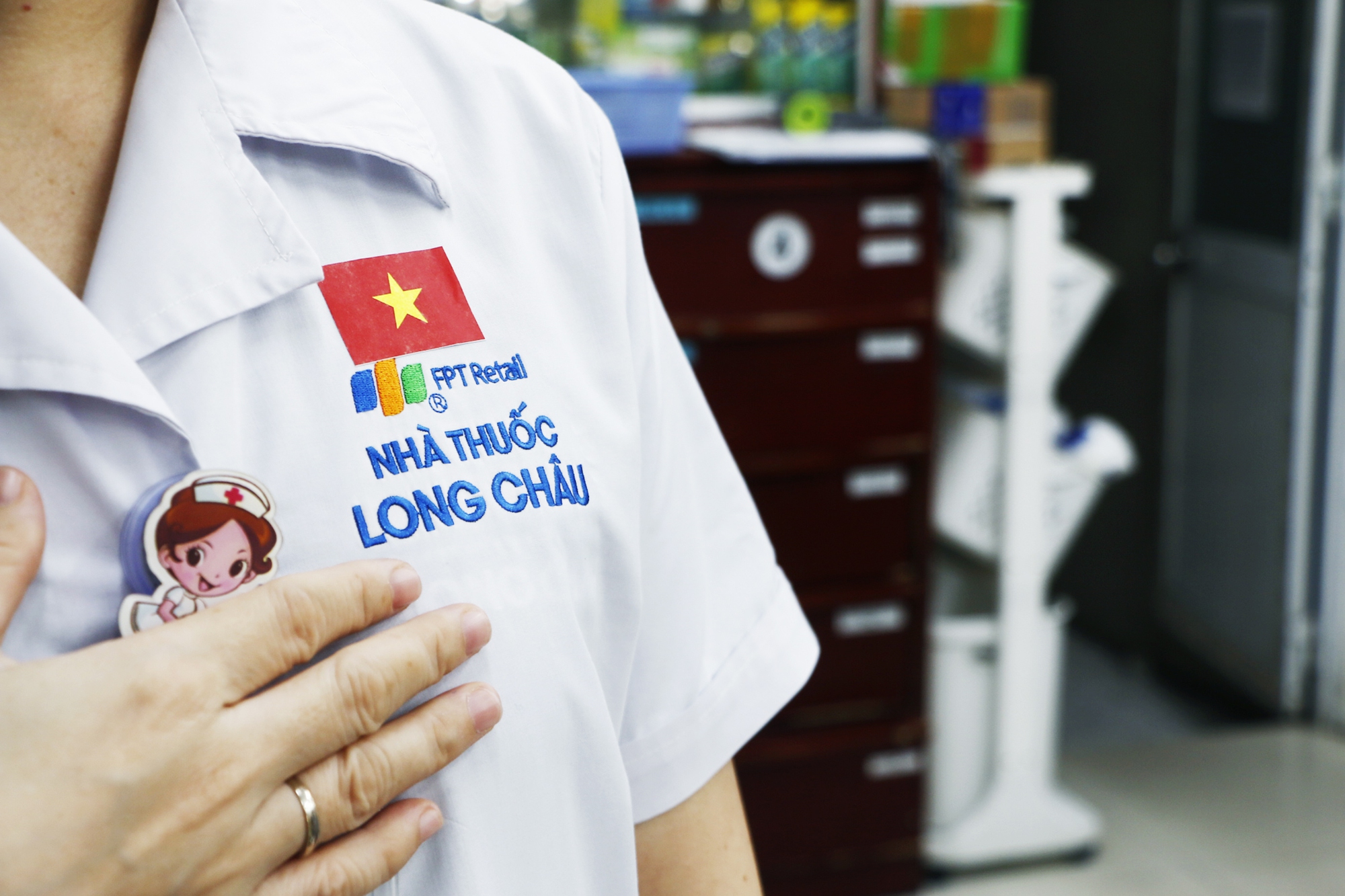 Lá cờ Việt Nam phủ khắp 2.222 nhà thuốc Long Châu: Khi sức khỏe hòa cùng niềm tự hào dân tộc- Ảnh 4.