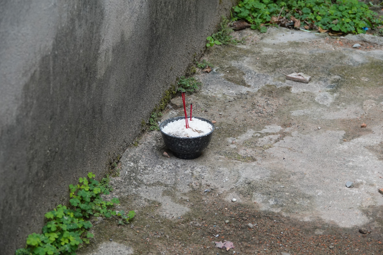 Hiện trường tang thương vụ tài xế xe ôm bị thanh niên 18 tuổi sát hại: Vệt máu loang lổ, bát hương lập vội bên hẻm nhỏ- Ảnh 5.