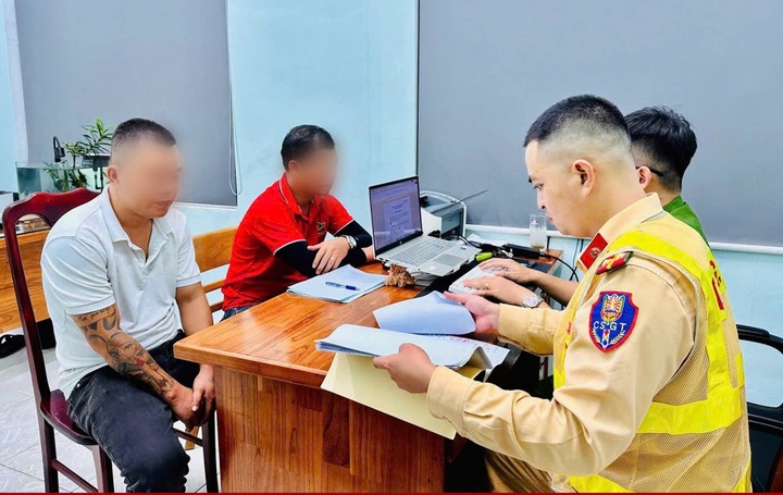 Phụ xe ngang nhiên ngồi giữa Quốc lộ, chặn đầu xe khác: Do tranh giành khách- Ảnh 1.