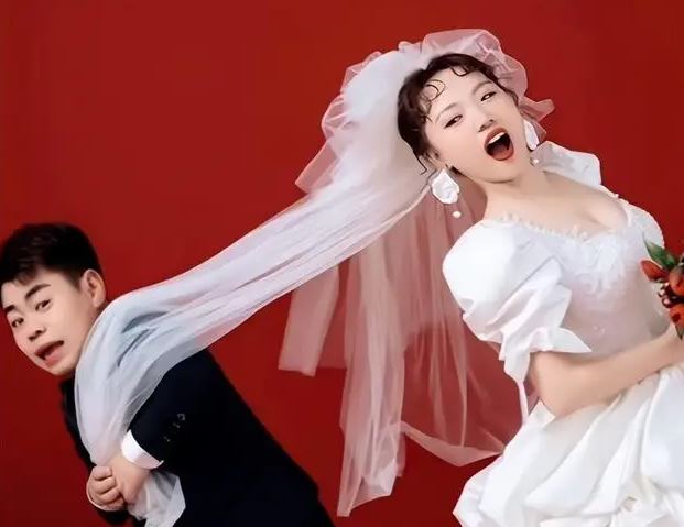 Chàng trai cao 1m28 cưới vợ cao 1m7, choáng với quà cưới giá trị "khủng"- Ảnh 1.