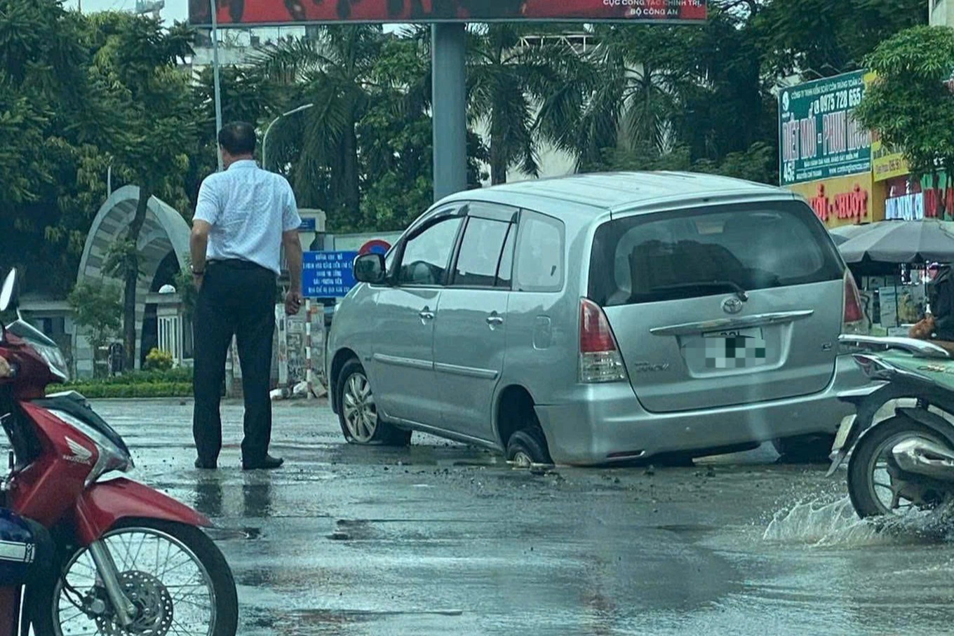 Hà Nội: Ô tô 7 chỗ sụt "hố tử thần" trên đường Nguyễn Chí Thanh- Ảnh 1.